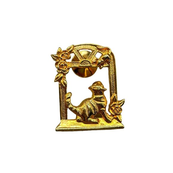Vintage Avon Tack Pin Cat & Mouse On Window Touch of Whimsy Gold Tone Lapel Pin - Picture 1 of 7